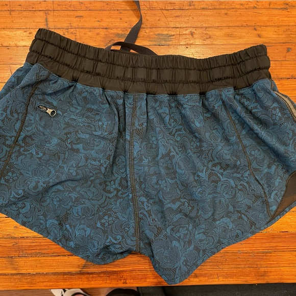 2.5 in. lululemon Hotty Hot Shorts - Picture 3 of 3